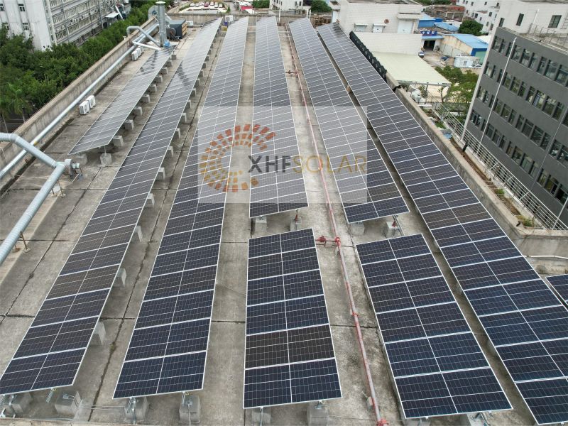 Montaje solar de techo plano de hormigón