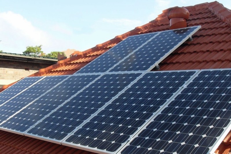 paneles solares montados en la azotea