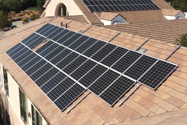 Sistema de montaje solar en techo inclinado