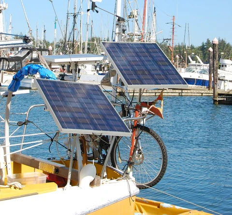 LOS DIFERENTES TIPOS DE SOPORTES DE PANELES SOLARES PARA BARCOS