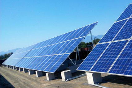 Tipos de sistemas fotovoltaicos terrestres con diferentes cimientos