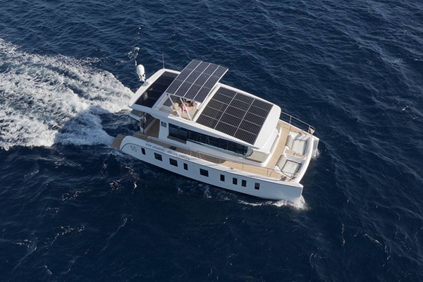 Navegue con estilo: las ventajas de los yates solares para aventureros con conciencia ecológica