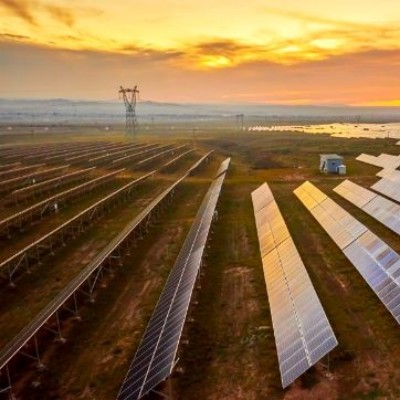 La industria solar de Pakistán crece con fuerza gracias a los paneles solares y los sistemas de montaje